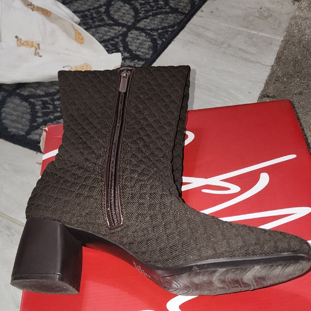 Chic Knit Textured Heeled Boots - Picture 4 of 4